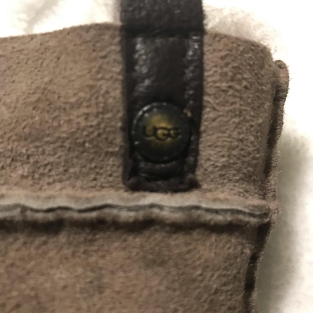 UGG Shearling-Trim Gray Leather Gloves - Picture 3 of 10